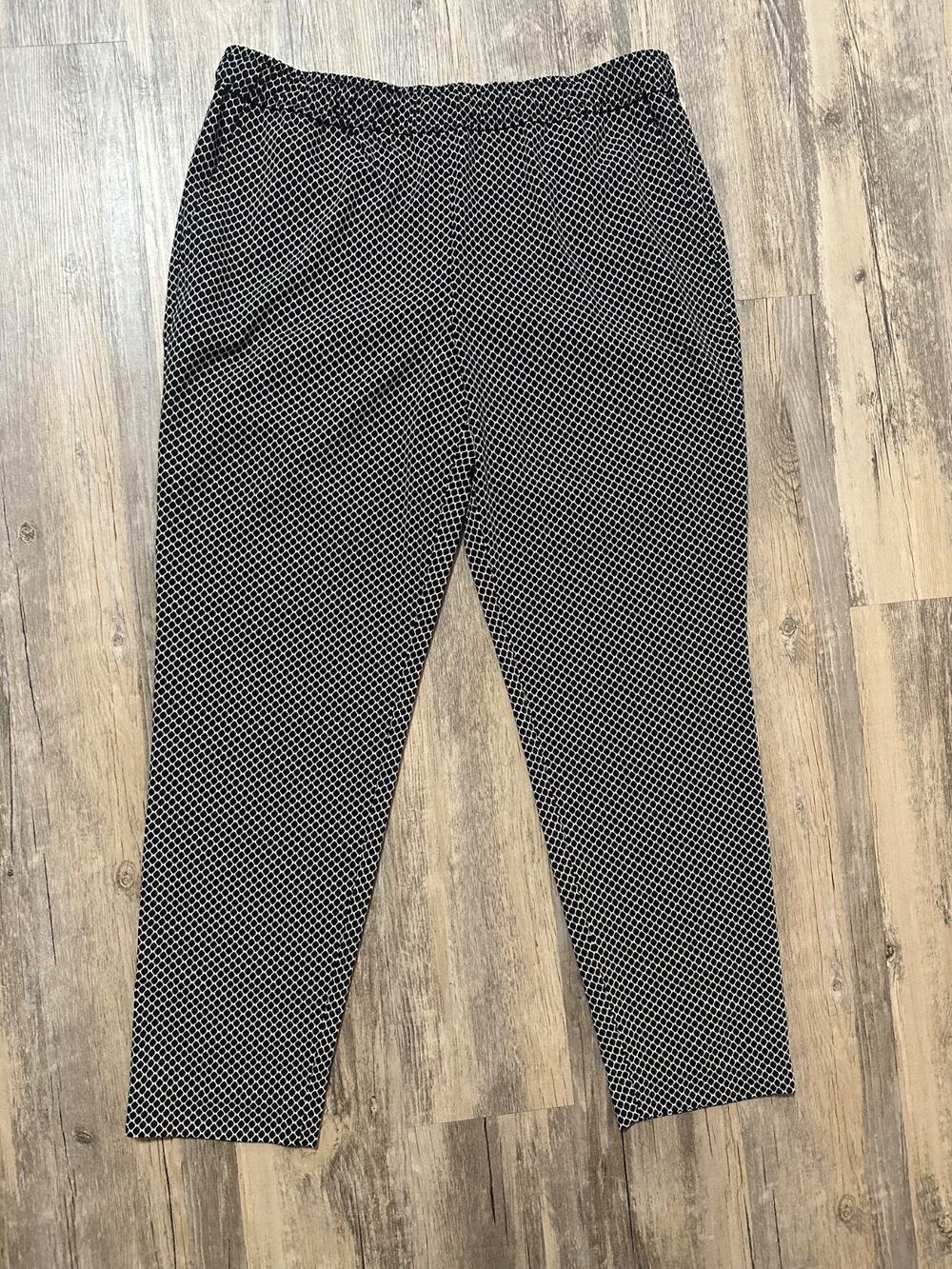 Ann Taylor Women’s Cropped Pants Black White Diamond Print Size M